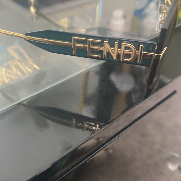 Fendi
Fendigraphy Rimless Geometric Nylon & Metal Shield Sunglasses - Picture 6 of 8